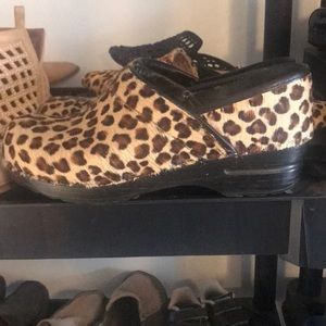 Sanita leopard clog